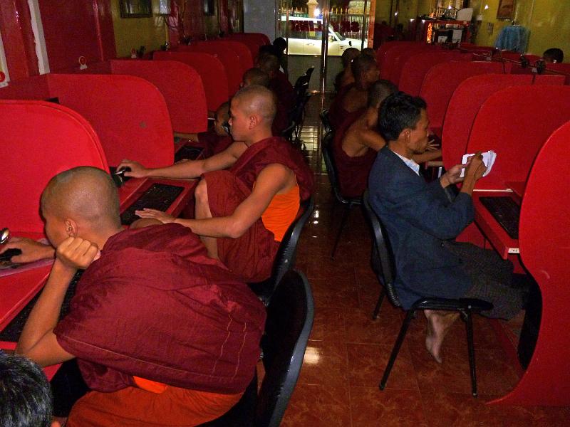 Burma III-054-Seib-2014.jpg - Internet café (Photo by Roland Seib)